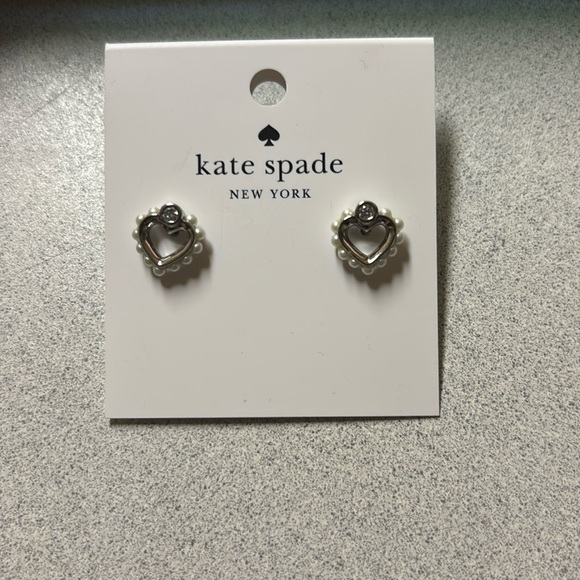 BNWT Kate Spade silver stud heart earrings with pearls. - Picture 1 of 1